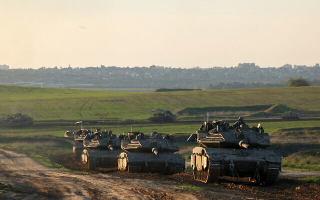 A convoy of Israeli tanks return from the Gaza Strip on January 15, 2024. (Menahem KAHANA / AFP)