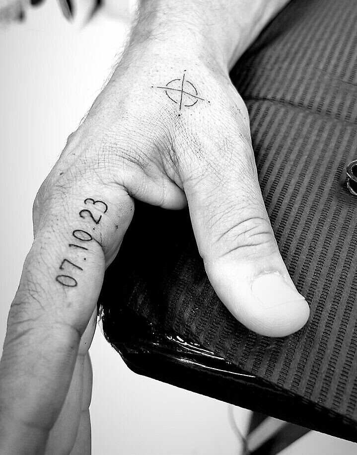 A '7.10' tattoo on the hand of an evacuee from Kibbutz Erez. (Lior Yosefi)