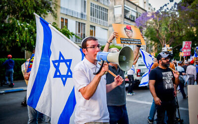 Right-wing Israelis attend a rally in support of the government's planned judicial overhaul and to protest against former Supreme Court president Aharon Barak, outside Barak's home in Tel Aviv, May 4, 2023. (Avshalom Sassoni/Flash90)