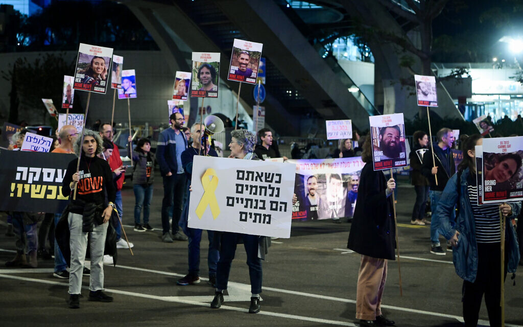 Protesters calling for a deal to free hostages held in Gaza block a road in Tel Aviv, January 4, 2024. (Avshalom Sassoni/Flash90)