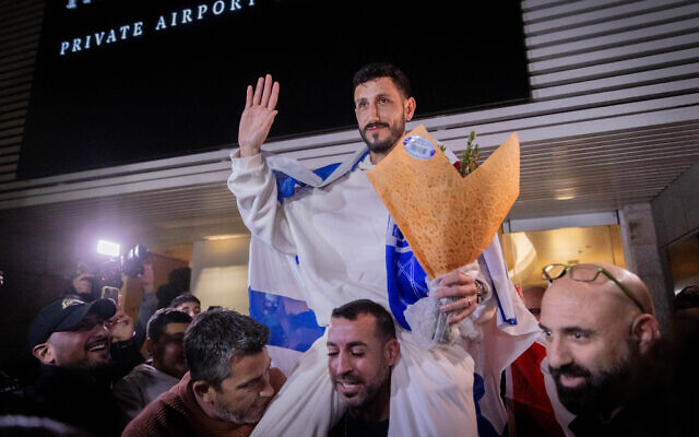 Israeli soccer player Sagiv Jehezkel is greeted at Ben Gurion Airport on January 15, 2024 on his return from Turkey. (Chaim Goldberg/FLASH90)
