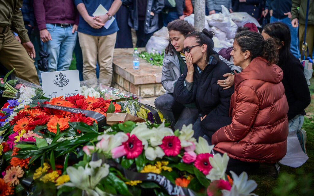 Mourners at the funeral of Sgt. Maj. (res.) Eliran Yeger at Kiryat Shaul Military Cemetery, on January 28, 2024 (Avshalom Sassoni/Flash90)