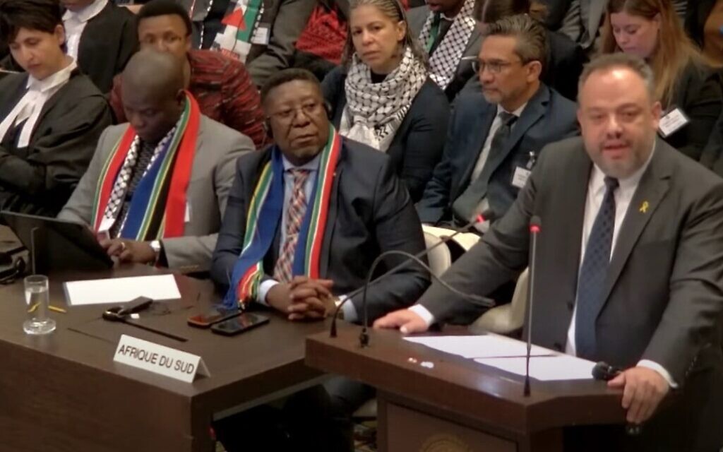Det israeliska utrikesministeriets juridiska rådgivare Tal Becker talar i Haag den 12 januari 2024 medan medlemmar av den sydafrikanska delegationen tittar på (skärmdump)