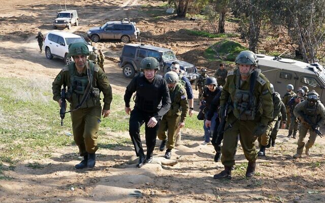Defense Minister Yoav Gallant tours the central Gaza border, January 4, 2024. (Ariel Hermoni/Defense Ministry)