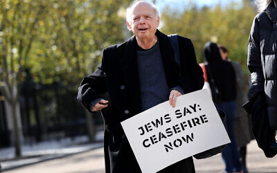 Actor Wallace Shawn participates in a demonstration to support Gaza outside the White House on October 16, 2023 in Washington, DC. (Kevin Dietsch/Getty Images via AFP)