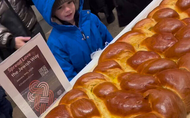 NYC locals enjoy the world's longest challah, baked Jan. 19-20, 2023 with the help of volunteers and local businesses in New York and New Jersey. (Screenshot from Instagram, used in accordance with Clause 27a of the Copyright Law)