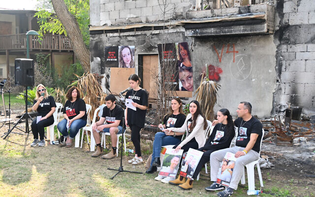 Ilustrativo: Reféns libertados e sobreviventes falam com jornalistas em frente aos restos carbonizados da casa de Raaya e Hila Rotem em Be'eri, em 1º de janeiro de 2024. (Canaan Lidor/Times of Israel)