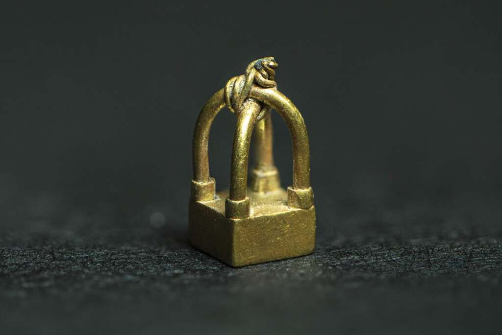 Tiny First Temple-era Phoenician pendant is ‘earliest gold artifact’ found in Jerusalem