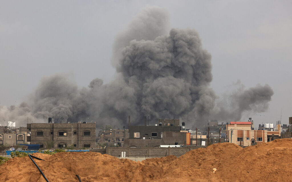 Smoke rises over buildings in Khan Yunis during Israeli strikes on February 2, 2024 (Mahmud Hams / AFP)