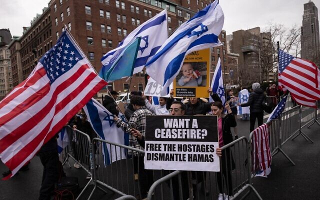 Pro-Israel demonstrators gather during an pro-Palestinian rally outside Columbia University in New York on February 2, 2024. (Yuki IWAMURA / AFP)