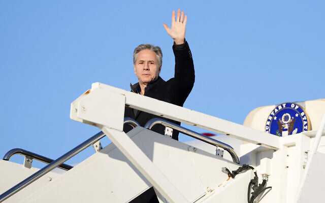 US Secretary of State Antony Blinken waves as he boards a plane at Joint Base Andrews, Maryland, on February 4, 2024, en route to Saudi Arabia. (Mark Schiefelbein / POOL / AFP)