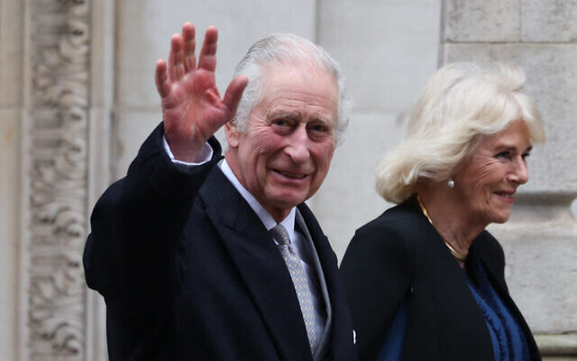 Britain's King Charles III (L) waves as he leaves the London Clinic with Queen Camilla, London, January 29, 2024. (Daniel LEAL / AFP)