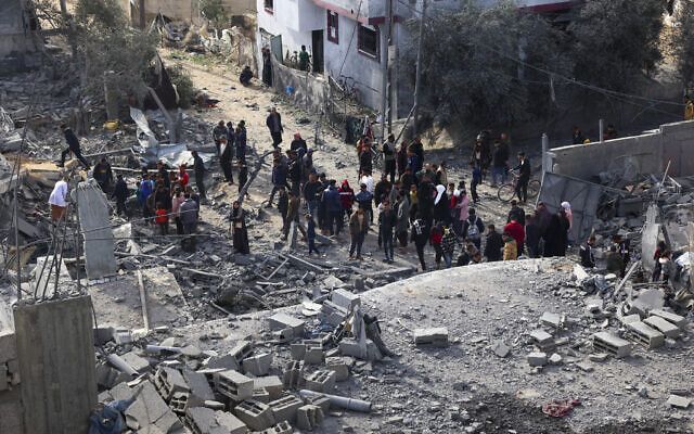 Palestinians inspect the damage in the rubble of a building where two hostages were reportedly held before being rescued during an operation by Israeli security forces in Rafah, on the southern Gaza Strip on February 12, 2024. (SAID KHATIB / AFP)