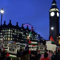 Pro-Palestinian demonstrators wave Palestinian flags and hold placards as they protest in Parliament Square in London on February 21, 2024, while a motion in the the House of Commons calling for an immediate ceasefire in Gaza was debated. (Adrian DENNIS / AFP)