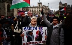 Pro-Palestinian, anti-Israel demonstrators wave Palestinian flags and hold placards as they protest in Parliament Square in London on February 21, 2024, during an Opposition Day motion in the House of Commons calling for an immediate ceasefire in Gaza. (HENRY NICHOLLS / AFP)