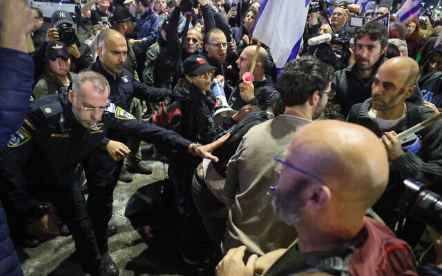 Police clash with protesters during an anti-government demonstration in Tel Aviv on February 24, 2024. (JACK GUEZ / AFP)