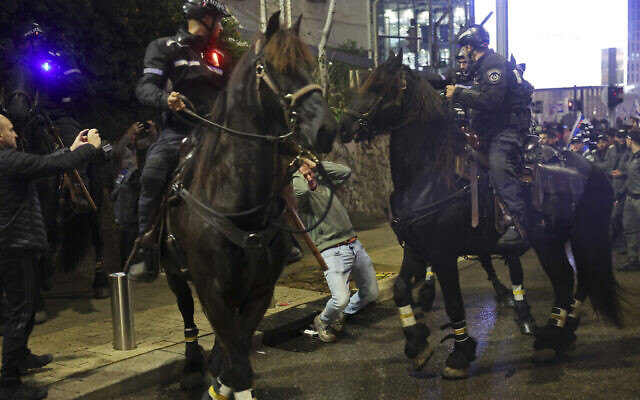 Mounted police confront protesters during an anti-government demonstration in Tel Aviv on February 24, 2024. (JACK GUEZ / AFP)