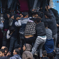 File: Palestinian crowds struggle to buy bread from a bakery in Rafah, Gaza Strip, February 18, 2024. (AP Photo/Fatima Shbair)