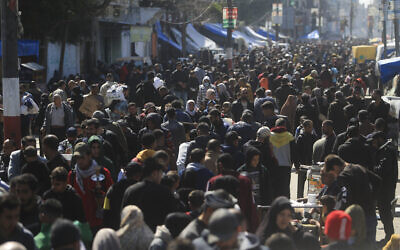 Palestinians crowd a market in Rafah, Gaza Strip, Feb. 22, 2024 (AP Photo/Mohammed Dahman)