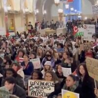 Screen capture from video of Chicago high school students staging a walkout in support of a ceasefire in the war in the Gaza Strip, January 30, 2024. (X. Used in accordance with Clause 27a of the Copyright Law)