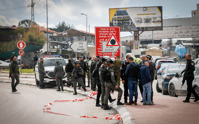 Police at the scene of a terror attack in the West Bank town of al-Eizariya, outside of Jerusalem, February 5, 2024. (Chaim Goldberg/Flash90)
