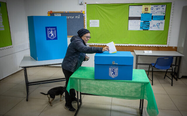 Israelis cast their votes at a voting station on the morning of the Municipal Elections, in Jerusalem, on February 27, 2024.  (Yonatan Sindel/Flash90)