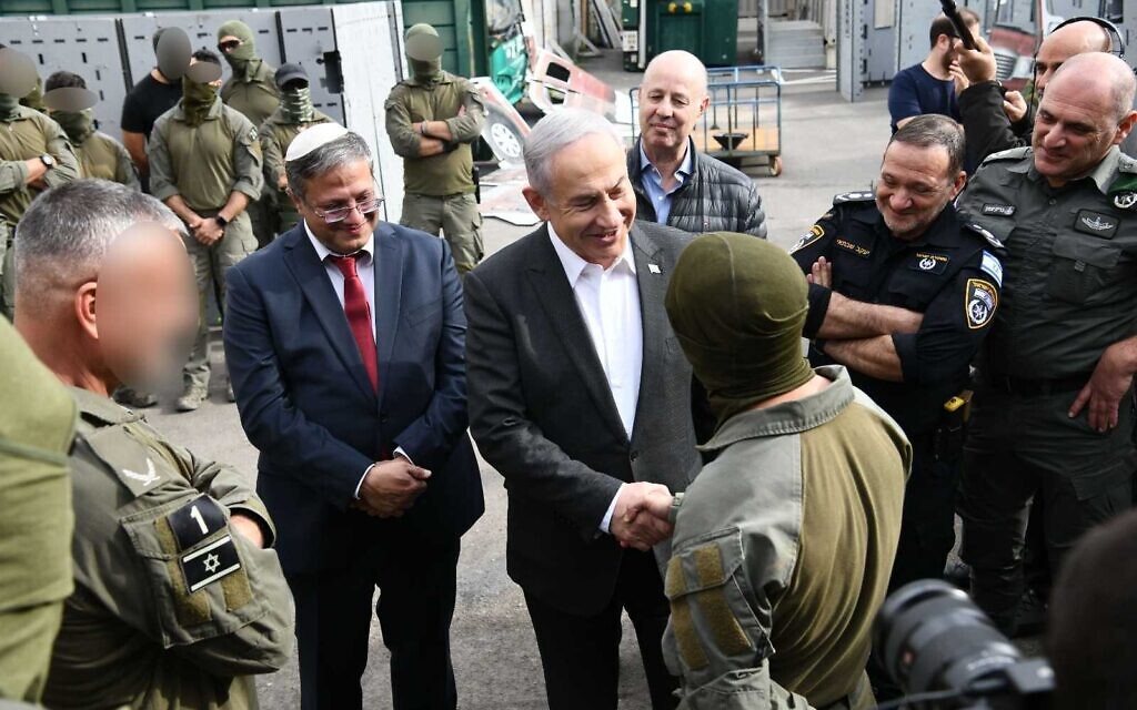 Министр национальной безопасности Итамар Бен Гвир (слева) и премьер-министр Биньямин Нетаньяху встречаются с военнослужащими, участвовавшими в операции по спасению заложников в секторе Газа 12 февраля 2024 года. (Коби Гидеон/ГП)