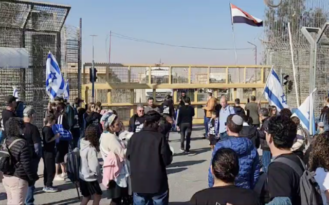 Protesters block the Nitzana Crossing on the Israel-Egypt border to prevent humanitarian aid from reaching Gaza, February 9, 2024. (Screenshot, Tzav 9, used in accordance with Clause 27a of the Copyright Law)