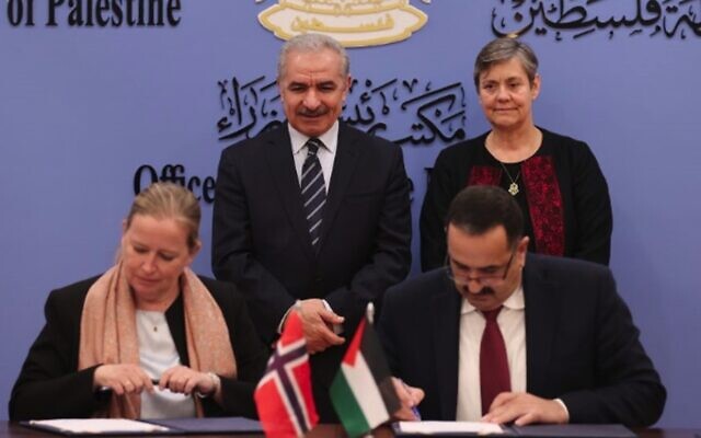 Representatives from Norway and the Palestinian Authority sign agreements in Ramallah on November 30, 2022. (Wafa)