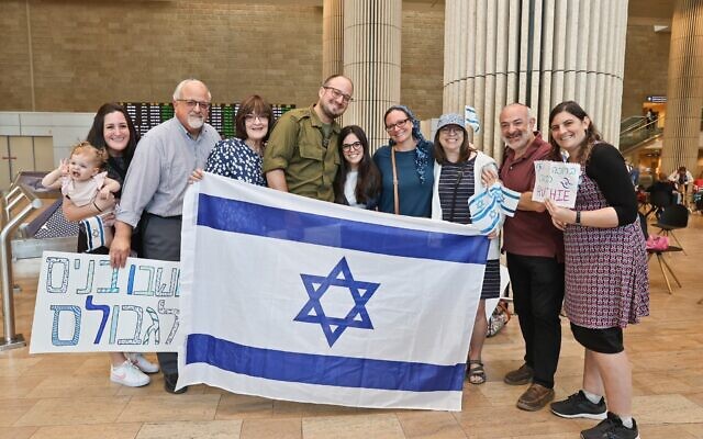 New Olim with family members (Credit: Yonit Schiller)