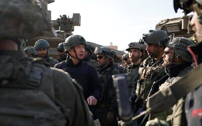 Defense Minister Yoav Gallant (center) speaks to troops of the 98th Division in southern Gaza's Khan Younis, February 1, 2024. (Ariel Hermoni/Defense Ministry)