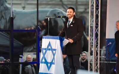 Eylon Levy speaks at a rally urging the return of Hamas-held hostages from Gaza, in London's Trafalgar Square, January 14, 2024. (Omri Dagan)