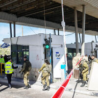 Police and security personnel at the scene of a stabbing attack at the 'Tunnels Checkpoint', near Jerusalem, on March 13, 2024. (Chaim Goldberg/Flash90)