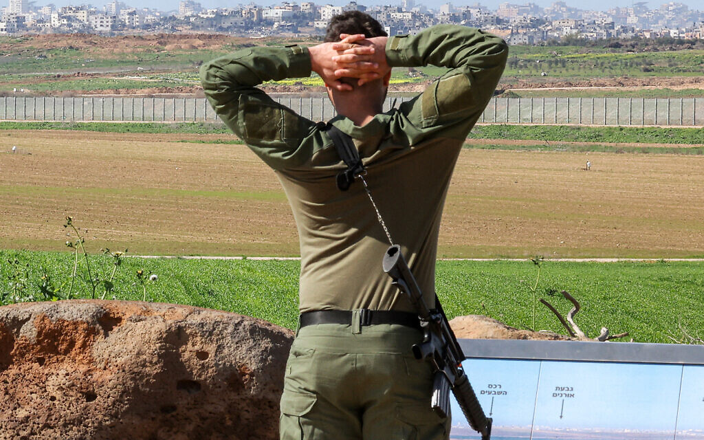 Солдат стоит возле границы между югом Израиля и сектором Газа, 31 января 2024 года. (JACK GUEZ/AFP)