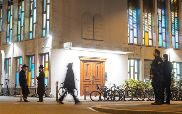 Police officers stand guard at the Synagoge Agudas Achim in Zurich, on March 3, 2024, after an Orthodox Jewish man was stabbed, late on March 2, 2024. (Arnd WIEGMANN / AFP)