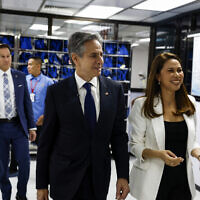 US Secretary of State Antony Blinken (2nd R) and Roveluz Reyes, director of Engineering at Amkor Technology, during a tour of Amkor Technology in Manila on March 19, 2024. (EVELYN HOCKSTEIN / POOL / AFP)