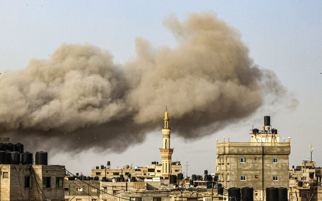 Smoke billows following Israeli bombardment in Rafah, in the southern Gaza Strip, on March 27, 2024. (Said KHATIB / AFP)