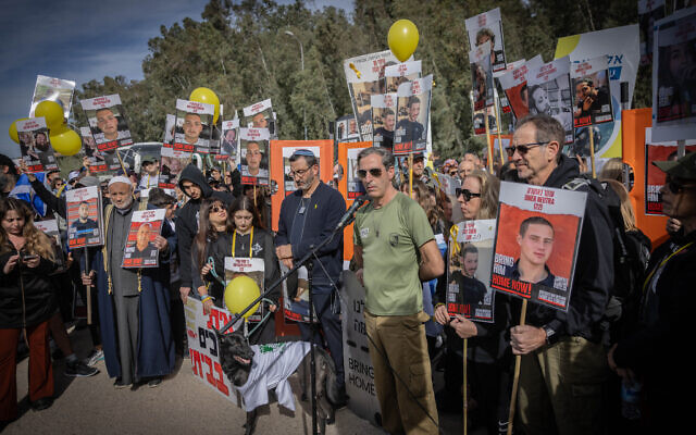Families of the hostages held by Hamas terrorists in Gaza and supporters attend a march towards Jerusalem from the city of Beit Shemesh, March 1, 2024. (Chaim Goldberg/Flash90)