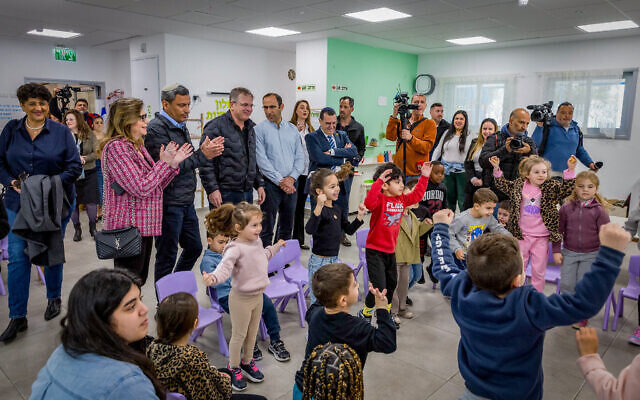 Officials including Education Minister Yoav Kisch and Sderot Mayor Alon Davidi visit children in their classroom on the first day of school since the October 7 Hamas massacre in southern Israel, in the southern city of Sderot, March 3, 2024.  (Liron Moldovan/Flash90)