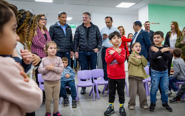 Education Minister Yoav Kisch, center, and Sderot Mayor Alon Davidi, to his right, visit Amit Haroe Elementary School  in Sderot on the first day of school since October 7th massacre, March 3, 2024. (Liron Moldovan/Flash90)