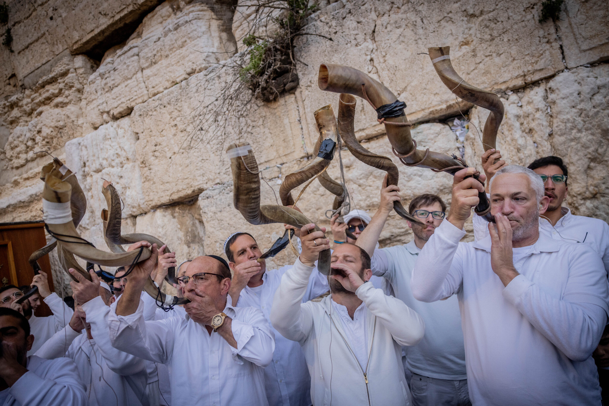 Praying for hostages and soldiers, mass recitation of Shema held at Western Wall