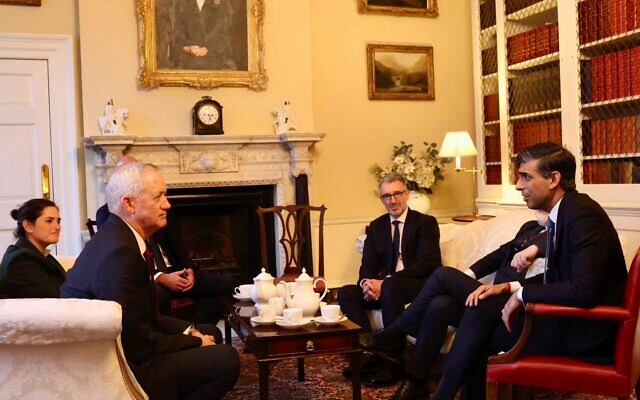 Министр военного кабинета Бенни Ганц (слева) встречается с премьер-министром Великобритании Риши Сунаком (справа) и советником по национальной безопасности Великобритании Тимом Барроу (в центре) в Лондоне 6 марта 2024 года. (Дэвид Кэмерон/X)