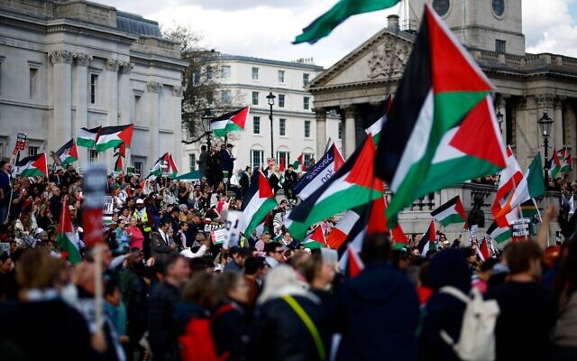 Pro-Palestinian and anti-Israel activists and supporters wave flags as they gather for a protest in Trafalgar Square in central London on March 30, 2024, calling for a ceasefire in the Israel/Hamas conflict. (BENJAMIN CREMEL / AFP)