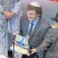 Argentinian President Javier Milei at the Shul of Bal Harbor in Surfside, Florida, on April 10, 2024, (Screenshot: X, used in accordance with Clause 27a of the Copyright Law)