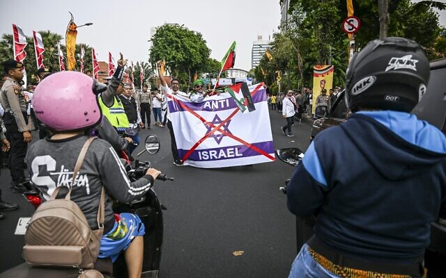 People take part in an anti-Israel demonstration in Surabaya, Indonesia, on November 17, 2023. (Juni Kriswanto / AFP)