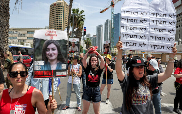 Israelenses marcham durante um protesto de familiares de reféns detidos em Gaza por terroristas palestinos, em frente à sede do Ministério da Defesa em Tel Aviv, em 25 de abril de 2024, para pedir uma ação governamental para libertar os reféns. (Jack Guez/AFP)