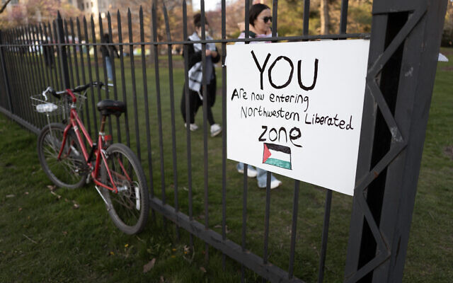 People rally on the campus of Northwestern University demanding the school divest from Israel, on April 25, 2024 in Evanston, Illinois. (Scott Olson/ GETTY IMAGES NORTH AMERICA / Getty Images via AFP)