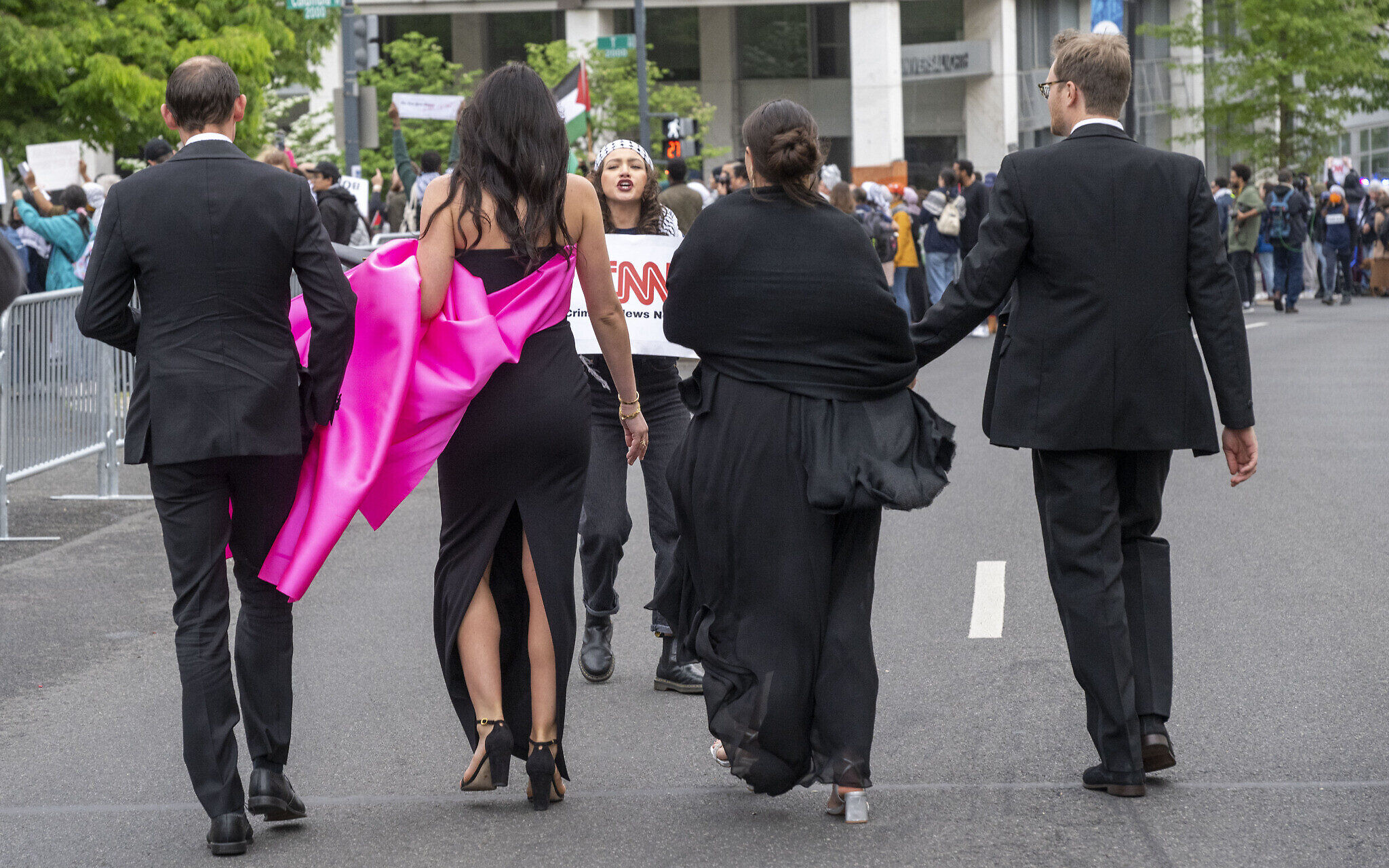 Guests arriving to White House correspondents' dinner greeted by anti