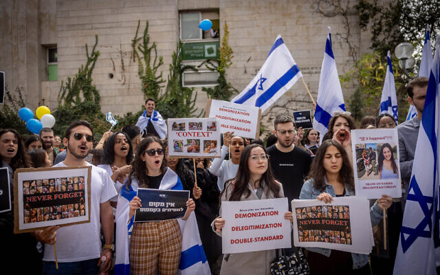 Students at Hebrew University in Jerusalem protesting against Prof. Nadera Shalhoub-Kevorkian on March 17, 2024. (Chaim Goldberg/Flash90)