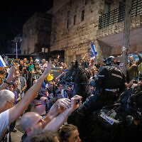 Police clash with protestors outside of the residence of Prime Minister Benjamin Netanyahu on Azza Street in Jerusalem, April 2, 2024. (Chaim Goldberg/Flash90)